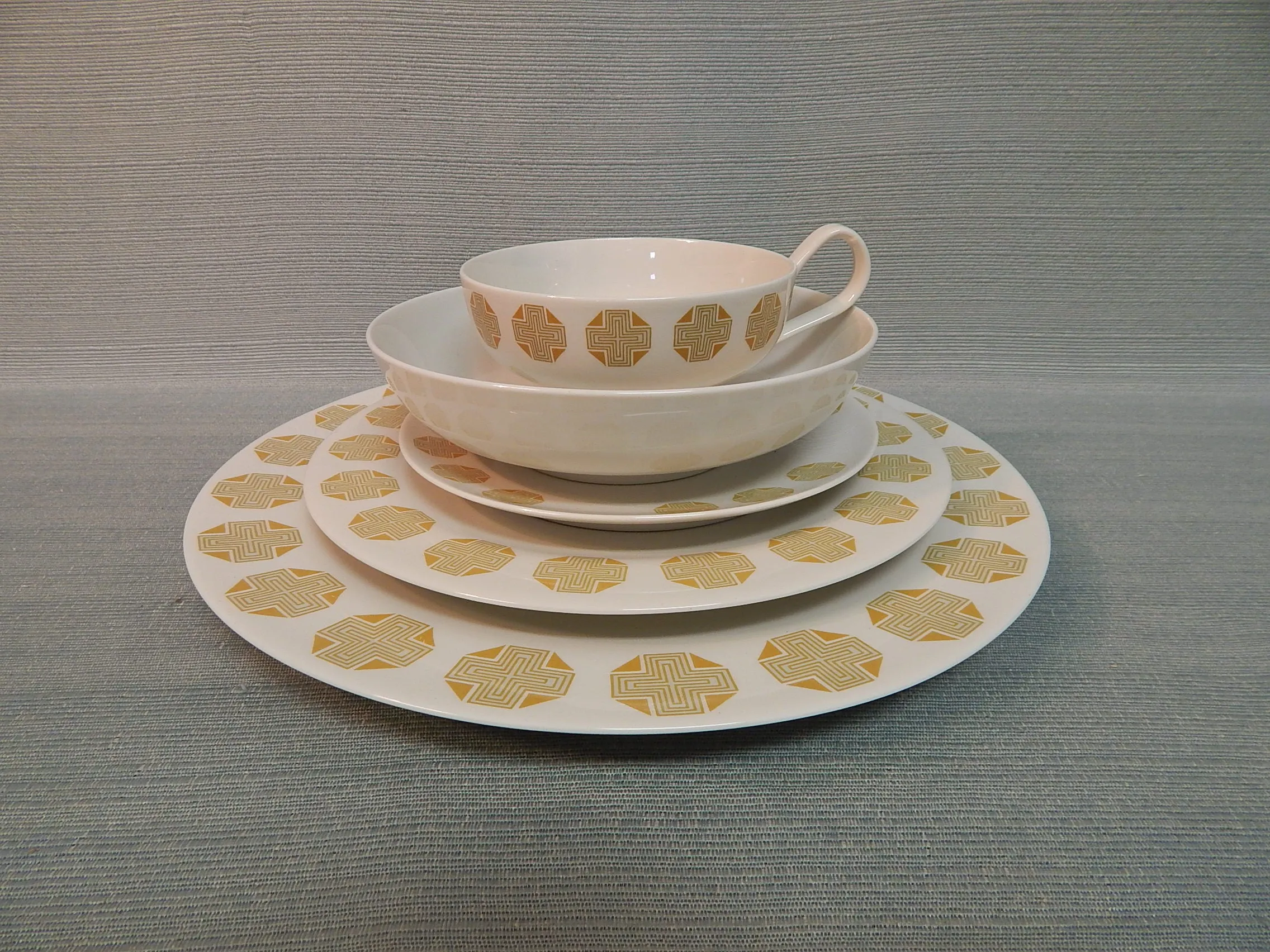 Iroquois Medallion Dinnerware - Setting for 4 (24 Pieces)